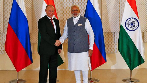 Russian President Vladimir Putin (L) shakes hand with India's Prime Minister Narendra Modi during a photo opportunity ahead of India-Russia Annual Summit in Benaulim, in the western state of Goa, India, October 15, 2016 Russian President Vladimir Putin (L) shakes hand with India's Prime Minister Narendra Modi during a photo opportunity ahead of India-Russia Annual Summit in Benaulim, in the western state of Goa, India, October 15, 2016 - Sputnik International
