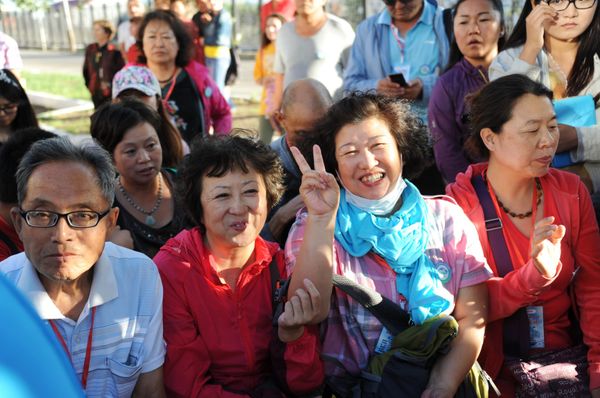 Passengers of the tourist train The Great Tea Road Manchuria - Siberia at the railway station in Russia's Zabaikalsk Passengers of the tourist train The Great Tea Road Manchuria - Siberia at the railway station in Russia's Zabaikalsk - Sputnik International