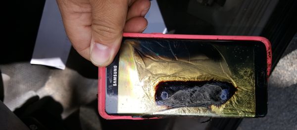 This Friday, Oct. 7, 2016, photo provided by Andrew Zuis, of Farmington, Minn., shows the replacement Samsung Galaxy Note 7 phone belonging to his 13-year-old daughter Abby, that melted in her hand earlier in the day This Friday, Oct. 7, 2016, photo provided by Andrew Zuis, of Farmington, Minn., shows the replacement Samsung Galaxy Note 7 phone belonging to his 13-year-old daughter Abby, that melted in her hand earlier in the day - Sputnik International