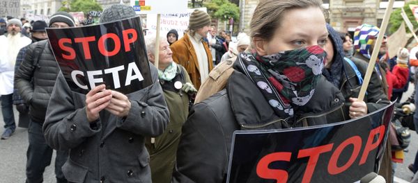 Demonstrators march against trade deals with Canada and the U.S. in Warsaw, Poland, Saturday, Oct. 15, 2016 - Sputnik International