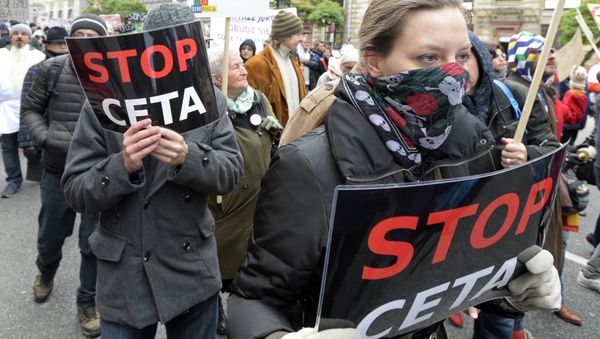 Demonstrators march against trade deals with Canada and the U.S. in Warsaw, Poland, Saturday, Oct. 15, 2016 Demonstrators march against trade deals with Canada and the U.S. in Warsaw, Poland, Saturday, Oct. 15, 2016 - Sputnik International