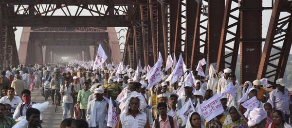 Hindu pilgrims hold religious flags and walk on a crowded bridge after a stampede on the same bridge on the outskirts of Varanasi, India, Saturday, Oct. 15, 2016 - Sputnik International