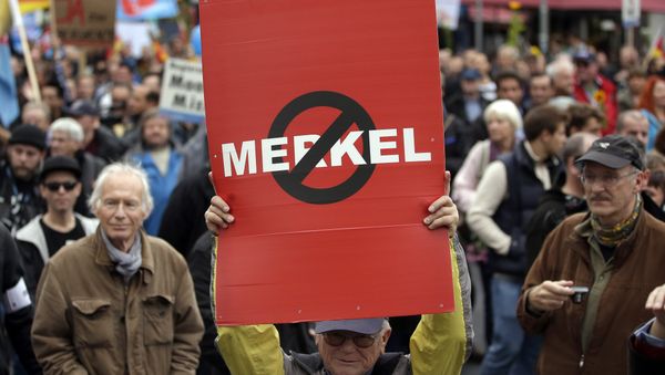 People take part in a protest rally of the German party 'Alternative fuer Deutschland, AfD' (Alternative for Germany) in Berlin, Germany, Saturday, Nov. 7, 2015 - Sputnik International