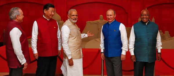 (L-R) Brazil's President Michel Temer, Chinese President Xi Jinping, Indian Prime Minister Narendra Modi, Russian President Vladimir Putin and South African President Jacob Zuma pose infront of a sand sculpture ahead of BRICS (Brazil, Russia, India, China and South Africa) Summit in Benaulim, in the western state of Goa, India, October 15, 2016 - Sputnik International