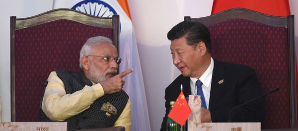 India Prime Minister Narendra Modi (L) gestures while talking with China's President Xi Jingping during the BRICS leaders' meeting with the BRICS Business Council at the Taj Exotica hotel in Goa on October 16, 2016 - Sputnik International