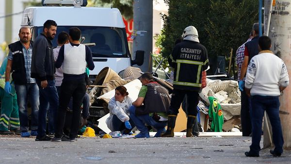 Police forensic experts examine a blast site in the southeastern city of Gaziantep, Turkey, October 16, 2016 - Sputnik International