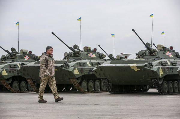 Ukrainian President Petro Poroshenko attends a ceremony to hand over weapons and military vehicles to servicemen of the Ukrainian armed forces in Chuhuiv outside Kharkiv, Ukraine, October 15, 2016 - Sputnik International