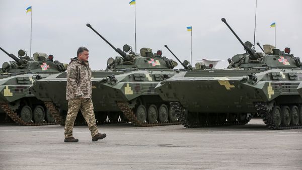 Ukrainian President Petro Poroshenko attends a ceremony to hand over weapons and military vehicles to servicemen of the Ukrainian armed forces in Chuhuiv outside Kharkiv, Ukraine, October 15, 2016 - Sputnik International