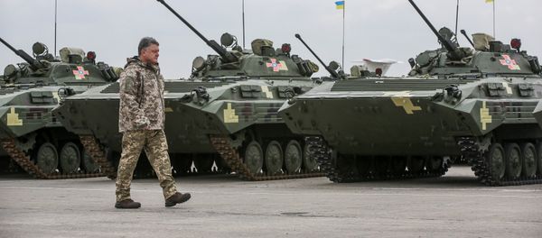Ukrainian President Petro Poroshenko attends a ceremony to hand over weapons and military vehicles to servicemen of the Ukrainian armed forces in Chuhuiv outside Kharkiv, Ukraine, October 15, 2016 Ukrainian President Petro Poroshenko attends a ceremony to hand over weapons and military vehicles to servicemen of the Ukrainian armed forces in Chuhuiv outside Kharkiv, Ukraine, October 15, 2016 - Sputnik International