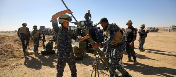 Iraqi policemen clean a weapon at the Qayyarah military base, about 60 kilometres (35 miles) south of Mosul, on October 16, 2016, as they prepare for an offensive to retake Mosul. - Sputnik International