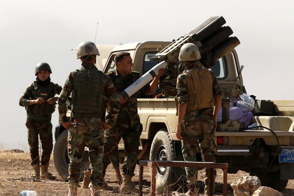 Iraqi Kurdish Peshmerga fighters fire a multiple rocket launcher from the top of Mount Zardak, about 25 kilometres east of Mosul, as they take part in an operation against Islamic State (IS) group jihadists, on October 17, 2016 - Sputnik International