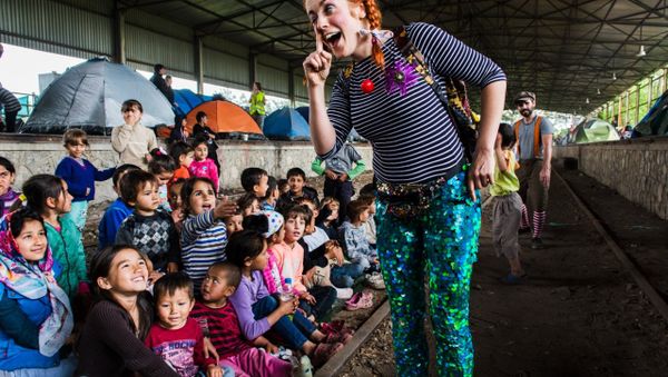 Clown Marion Duggan taken in pop-up camp in Norther Greece in May 2016 - Sputnik International