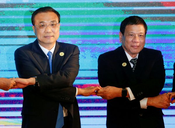 Chinese Premier Li Keqiang (L) and Philippine President Rodrigo Duterte (R) pose for photo during the ASEAN Plus Three Summit in Vientiane, Laos September 7, 2016 Chinese Premier Li Keqiang (L) and Philippine President Rodrigo Duterte (R) pose for photo during the ASEAN Plus Three Summit in Vientiane, Laos September 7, 2016 - Sputnik International