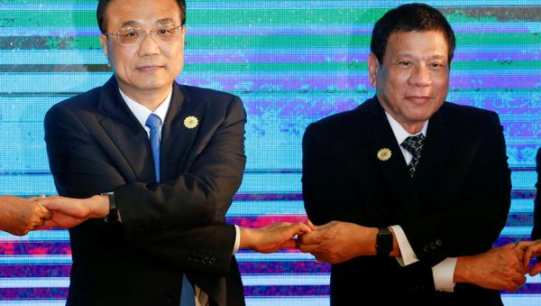 Chinese Premier Li Keqiang and Philippines President Rodrigo Duterte pose for photo during the ASEAN Plus Three Summit in Vientiane, Laos September 7, 2016. Chinese Premier Li Keqiang and Philippines President Rodrigo Duterte pose for photo during the ASEAN Plus Three Summit in Vientiane, Laos September 7, 2016. - Sputnik International