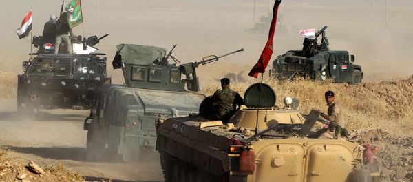 Iraqi forces deploy in the area of al-Shourah, some 45 kms south of Mosul, as they advance towards the city to retake it from the Islamic State (IS) group jihadists, on October 17, 2016 - Sputnik International