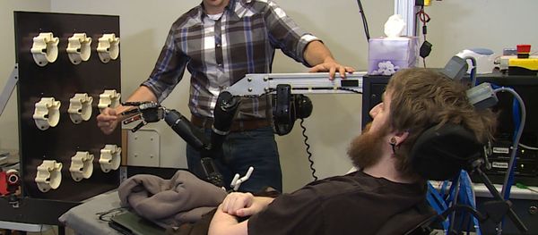 Mind-controlled robot arm enables paralyzed man in the US to feel again - Sputnik International
