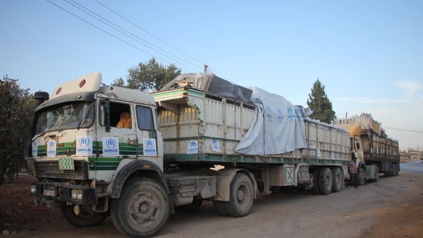 Trucks carrying aid are seen on the side of the road in the town of Orum al-Kubra on the western outskirts of the northern Syrian city of Aleppo on September 20, 2016 Trucks carrying aid are seen on the side of the road in the town of Orum al-Kubra on the western outskirts of the northern Syrian city of Aleppo on September 20, 2016 - Sputnik International