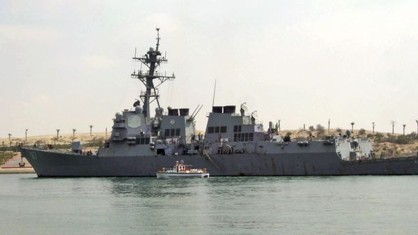 U.S. destroyer USS Mason sails in the Suez canal in Ismailia, Egypt. - Sputnik International