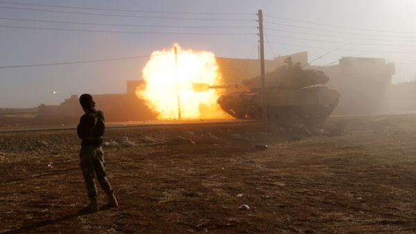 A rebel fighter stands near a Turkish tank as it fires towards Guzhe village, northern Aleppo countryside, Syria October 17, 2016 - Sputnik International
