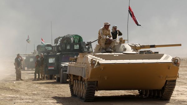 Iraqi forces hold a position on October 17, 2016 in the area of al-Shurah, some 45 kms south of Mosul, as they advance towards the city to retake it from the Islamic State (IS) group jihadists - Sputnik International