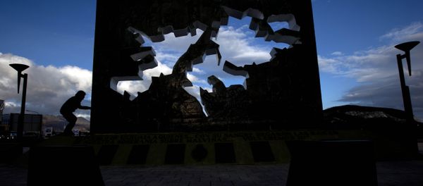 A child plays at the Malvinas Falklands war Memorial in Ushuaia, Argentina, Sunday, April 1, 2012 - Sputnik International