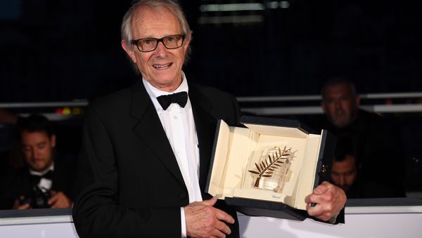 British director Ken Loach poses after he was awarded the Palme d'Or for the film I, Daniel Blake on May 22, 2016 during a photocall at 69th Cannes Film Festival in Cannes, southern France. - Sputnik International