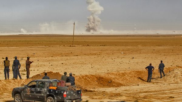 Smoke billows as Iraqi forces hold a position on October 17, 2016 in the area of al-Shurah, some 45 kms south of Mosul, while advancing towards the city to retake it from the Islamic State (IS) group jihadists - Sputnik International