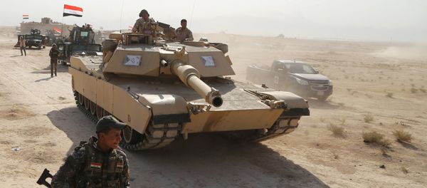 Iraqi security forces advance in Qayara, south of Mosul, to attack Islamic State militants in Mosul, Iraq, October 18, 2016 - Sputnik International