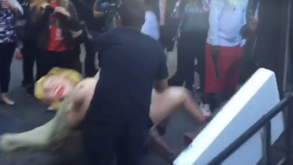 Clinton statue brawl - Sputnik International