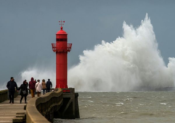 A wave breaks against a pier in front of a lighthouse in Boulogne-sur-Mer. A wave breaks against a pier in front of a lighthouse in Boulogne-sur-Mer. - Sputnik International