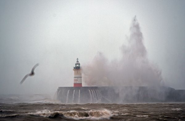 Waves crash over Newhaven Lighthouse on the south coast of England Waves crash over Newhaven Lighthouse on the south coast of England - Sputnik International