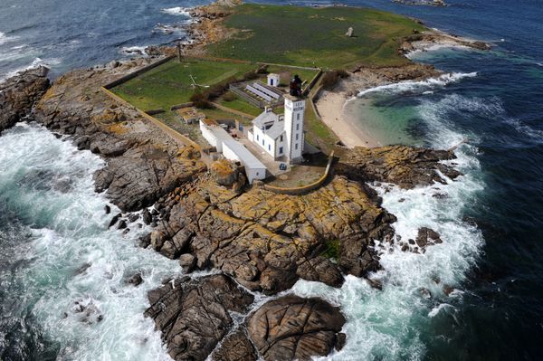 Picture taken on April 20, 2008 shows the lighthouse known as phare des moutons on the Glenan islands, off Brittany, western France. Picture taken on April 20, 2008 shows the lighthouse known as phare des moutons on the Glenan islands, off Brittany, western France. - Sputnik International