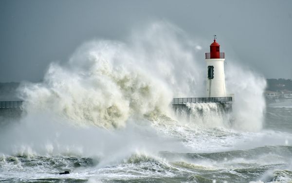 Waves break against a pier and a lighthouse in Les Sables-d'Olonne, western France. Waves break against a pier and a lighthouse in Les Sables-d'Olonne, western France. - Sputnik International