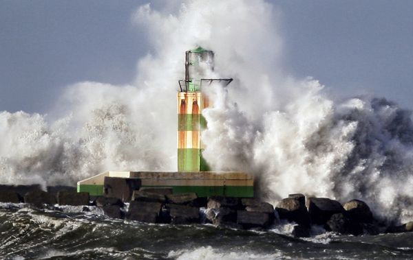 The IJmuiden lighthouse is pictured as waves crash against it. The IJmuiden lighthouse is pictured as waves crash against it. - Sputnik International