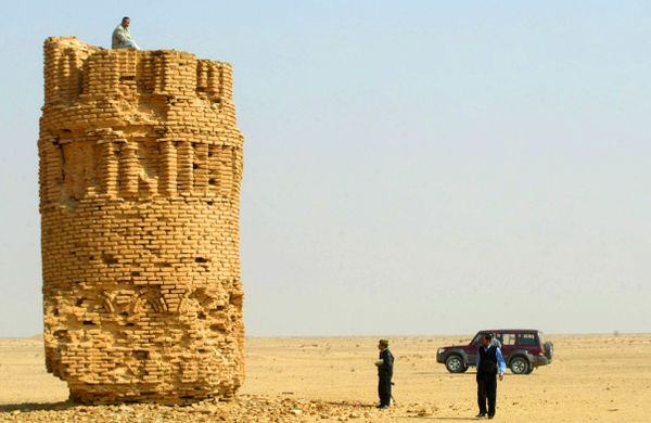 Iraqi officials and policemen inspect the ruins of Mujada or al-Mawqada lighthouse in al-Jazira area in the western desert of the shrine city of Karbala, central Iraq. Iraqi officials and policemen inspect the ruins of Mujada or al-Mawqada lighthouse in al-Jazira area in the western desert of the shrine city of Karbala, central Iraq. - Sputnik International