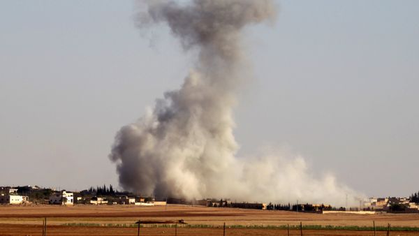 Smoke rises from airstrikes on Guzhe village, northern Aleppo countryside, Syria October 17, 2016. - Sputnik International