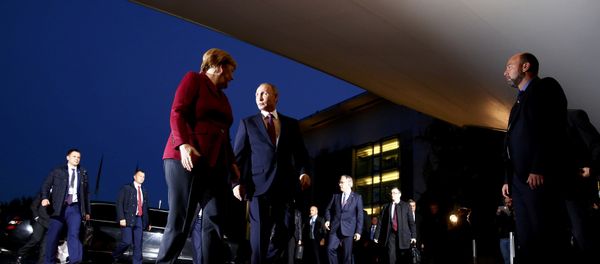 German Chancellor Angela Merkel welcomes Russian President Vladimir Putin for talks on a stalled peace plan for eastern Ukraine at the chancellery in Berlin, Germany, October 19, 2016. - Sputnik International