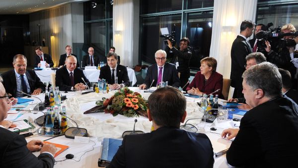 Russian President Vladimir Putin, German Chancellor Angela Merkel, background 2nd right, and Ukrainian President Petro Poroshenko, foreground right, during the Normandy format meeting between the leaders of Germany, Russia, Ukraine and France on settling the Ukrainian conflict, at the Paul Loebe Haus parliamentary building in Berlin. (File) Russian President Vladimir Putin, German Chancellor Angela Merkel, background 2nd right, and Ukrainian President Petro Poroshenko, foreground right, during the Normandy format meeting between the leaders of Germany, Russia, Ukraine and France on settling the Ukrainian conflict, at the Paul Loebe Haus parliamentary building in Berlin. (File) - Sputnik International
