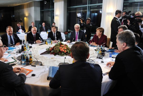 Russian President Vladimir Putin, German Chancellor Angela Merkel, background 2nd right, and Ukrainian President Petro Poroshenko, foreground right, during the Normandy format meeting between the leaders of Germany, Russia, Ukraine and France on settling the Ukrainian conflict, at the Paul Loebe Haus parliamentary building in Berlin. (File) - Sputnik International