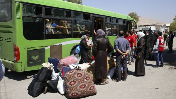 People board buses leaving the Moadamiyeh suburb of Damascus, Syria People board buses leaving the Moadamiyeh suburb of Damascus, Syria - Sputnik International