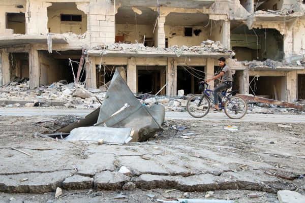 A man rides a bicycle near damaged ground in the rebel held besieged al-Sukkari neighbourhood of Aleppo, Syria October 19, 2016. A man rides a bicycle near damaged ground in the rebel held besieged al-Sukkari neighbourhood of Aleppo, Syria October 19, 2016. - Sputnik International