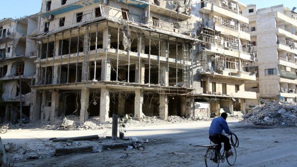 A man rides a bicycle near damaged buildings in the rebel held besieged al-Sukkari neighbourhood of Aleppo, Syria October 19, 2016. A man rides a bicycle near damaged buildings in the rebel held besieged al-Sukkari neighbourhood of Aleppo, Syria October 19, 2016. - Sputnik International