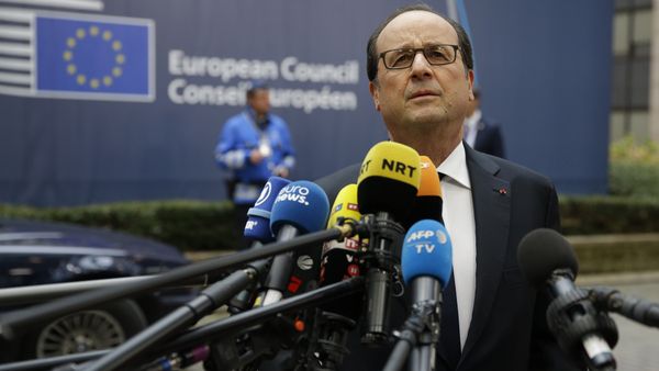 French President Francois Hollande speaks to media reporters as he arrives for the EU summit in Brussels, Thursday, Oct. 20, 2016. French President Francois Hollande speaks to media reporters as he arrives for the EU summit in Brussels, Thursday, Oct. 20, 2016. - Sputnik International