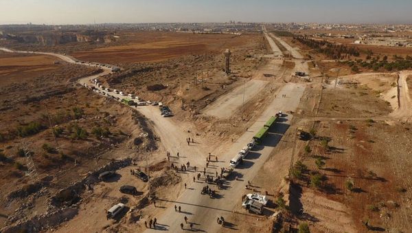 Law enforcement officers near cars and ambulances in a humanitarian corridor along the Castello Road in northern Aleppo, Syria - Sputnik International