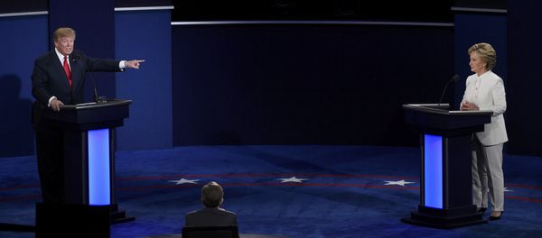 Republican U.S. presidential nominee Donald Trump speaks as Democratic U.S. presidential nominee Hillary Clinton listens during their third and final 2016 presidential campaign debate - Sputnik International