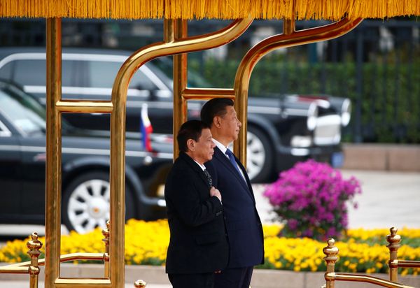 President of the Philippines Rodrigo Duterte (L) and Chinese President Xi Jinping attend a welcoming ceremony at the Great Hall of the People in Beijing, China, October 20, 2016. - Sputnik International