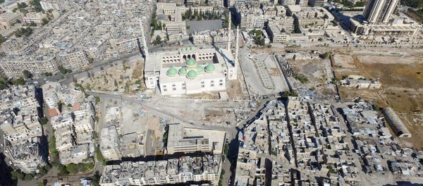 A general view taken with a drone shows a mosque where forces loyal to Syria's President Bashar al-Assad are stationed in Aleppo's government-controlled area of al-Masharqa, Syria October 20, 2016. - Sputnik International