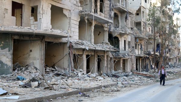 A man walks past damaged buildings in the rebel held besieged al-Sukkari neighbourhood of Aleppo, Syria October 19, 2016. - Sputnik International