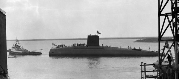 Dreadnought, 3,500 tons, Britain's first nuclear powered submarine, is shown in the water after her launching in the Vickers-Armstrongs dockyard at Barrow-in-Furness, Lancashire on October 21, 1960. - Sputnik International