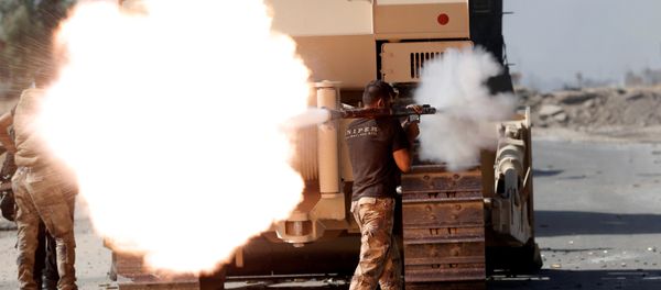An Iraqi special forces soldier fires an RPG during clashes with Islamic States fighters in Bartella, east of Mosul, Iraq October 20, 2016. - Sputnik International